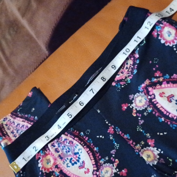 🌺bebe Black and Pink Leggings with Paisley Print - Picture 4 of 7